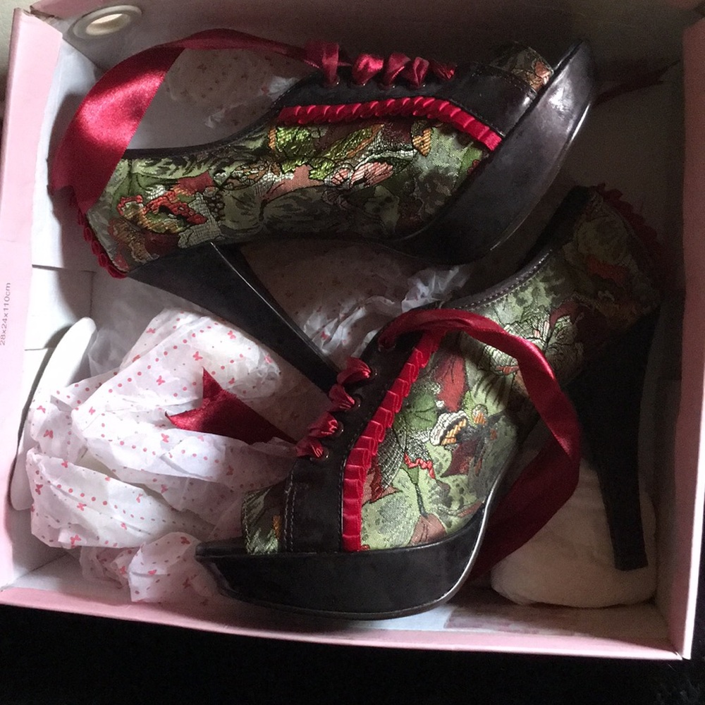 Shoes - Picture 3 of 6